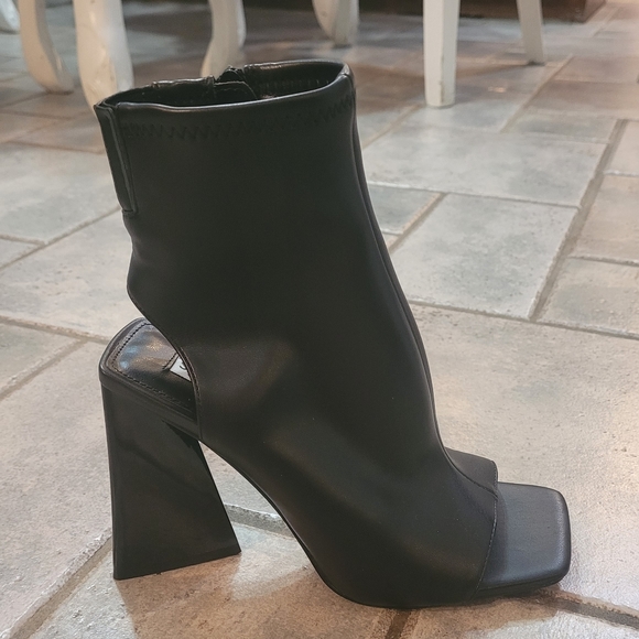🤑SOLD🤑Steve Madden Safia Cutout Black Bootie - Picture 6 of 16